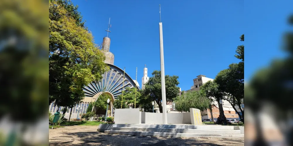 A cápsula do tempo está acoplada no Monumento do Sesquicentenário, na Praça Floriano Peixoto