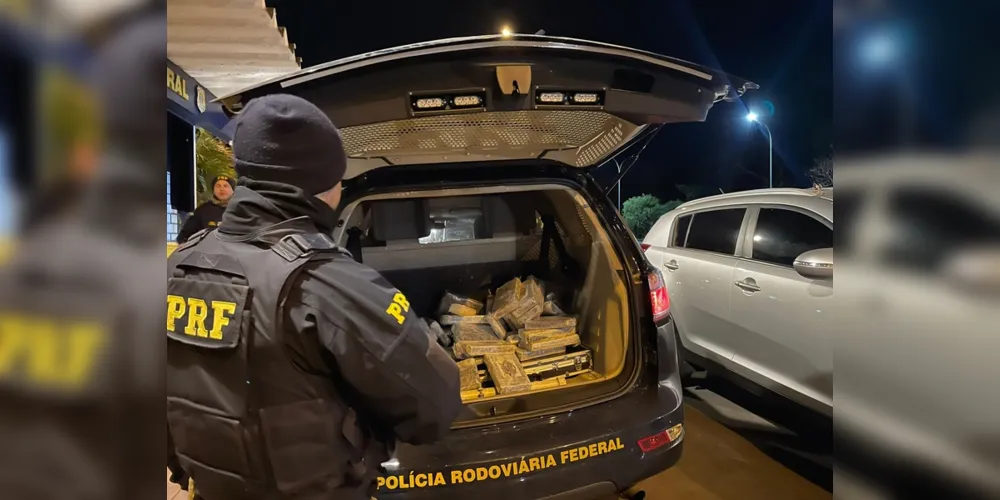 Os policiais realizaram buscas nos carros e encontraram no Kia 48 quilos 450 gramas de cloridrato de cocaína