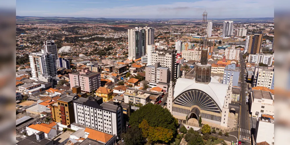 Aerial view of the city of Ponta Grossa with its buildings and Santana Cathedral, on a sunny day.