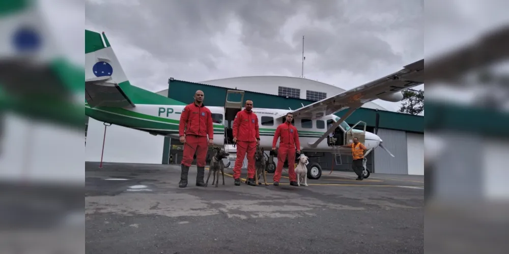 Três bombeiros (dois de Curitiba e um de Cianorte) e três cães especializados do Corpo de Bombeiros do Paraná embarcaram neste sábado (9) para o Rio Grande do Sul