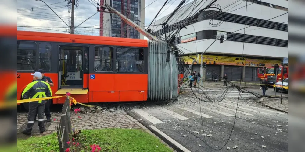 O acidente no Centro de Curitiba aconteceu no sábado (09)