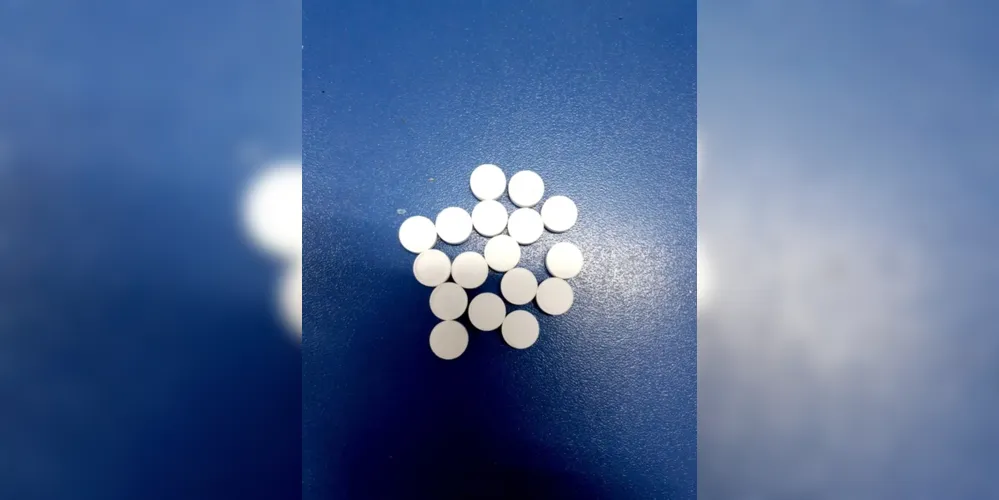 Dentro da cabine, em um compartimento secreto, os policiais encontraram 17 comprimidos de anfetaminas conhecidas como “rebite”