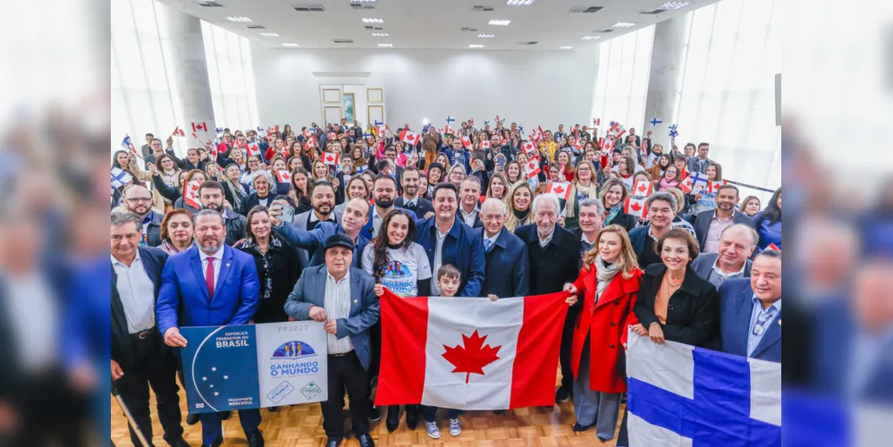 Governador Carlos Massa Ratinho Jr participa do encontro com professores do Projeto Ganhando o Mundo que irão viajar para o Canadá e Finlândia