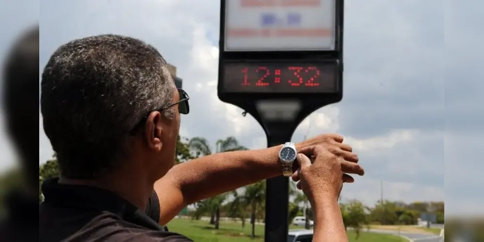 O horário de verão estabelecia que, entre os meses de outubro e fevereiro, os relógios fossem adiantados em uma hora, pelo horário de Brasília