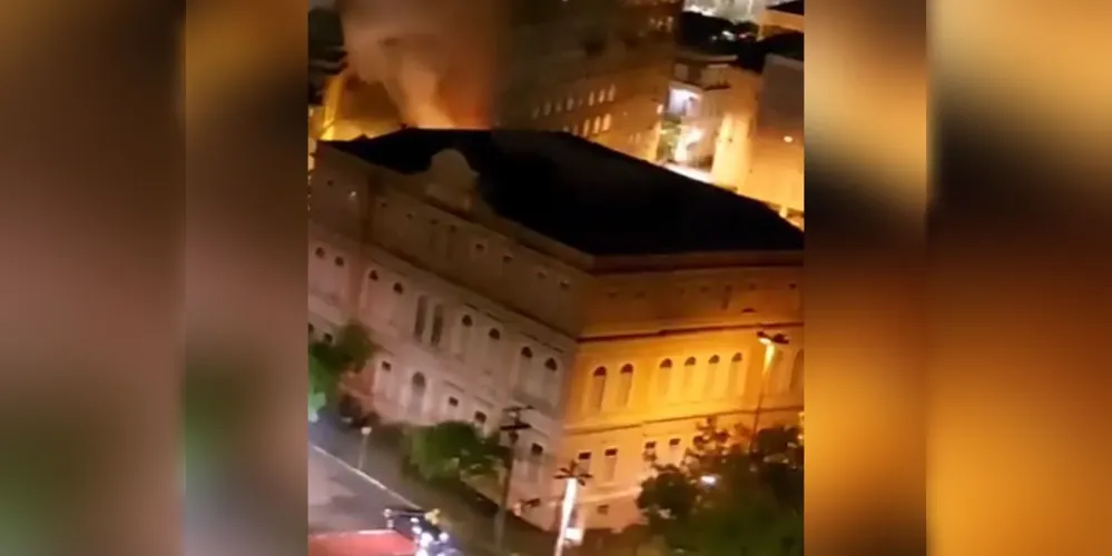 O fogo começou por volta da meia-noite em uma sala que fica anexa ao prédio, na Avenida Osvaldo Aranha