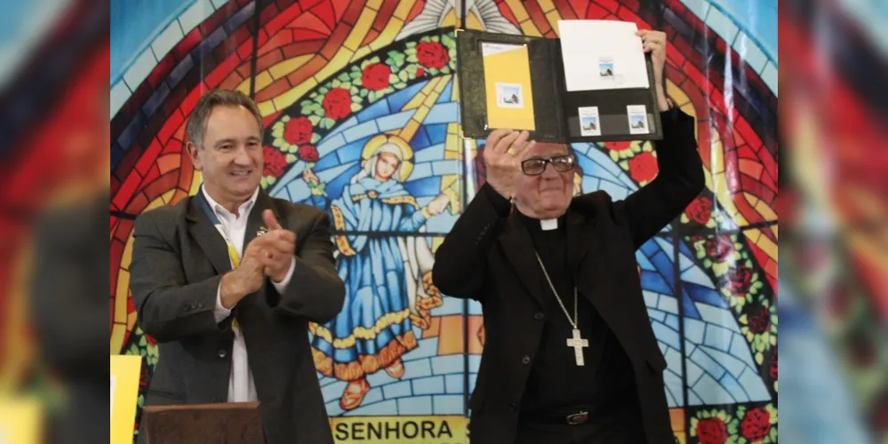 Dom Sergio, com Paulo Rodrigues, dos Correios, mostra o selo comemorativo