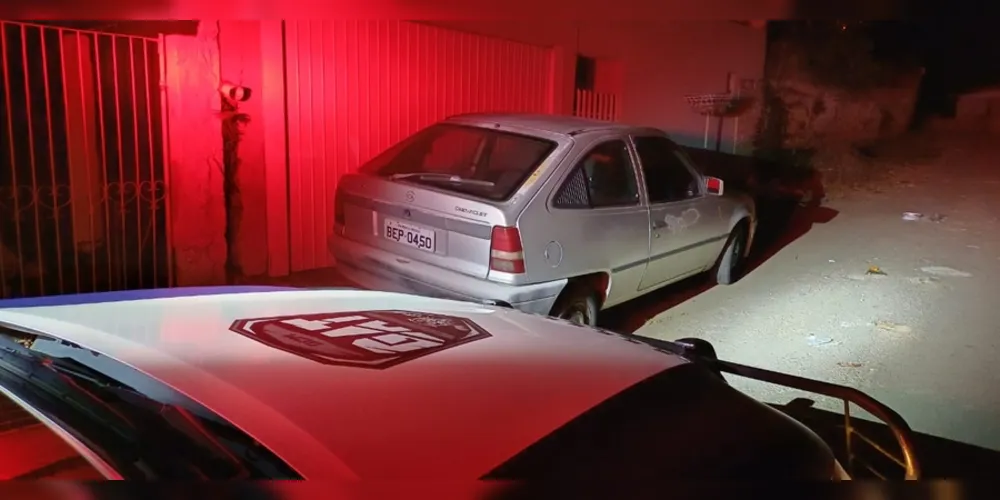 O veículo constava como furtado e estava no meio de uma rua no bairro Vila Nova