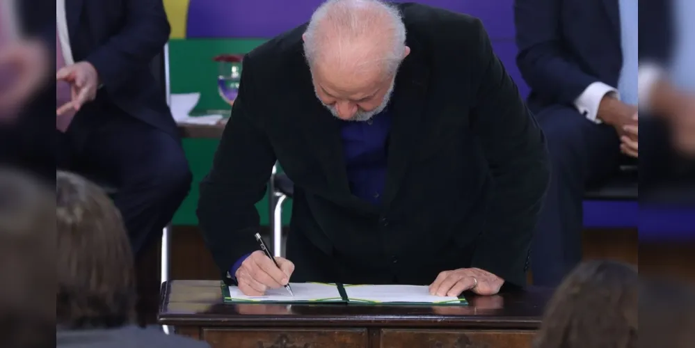 O presidente Luiz Inácio Lula da Silva assinou nesta segunda-feira (28) a medida provisória