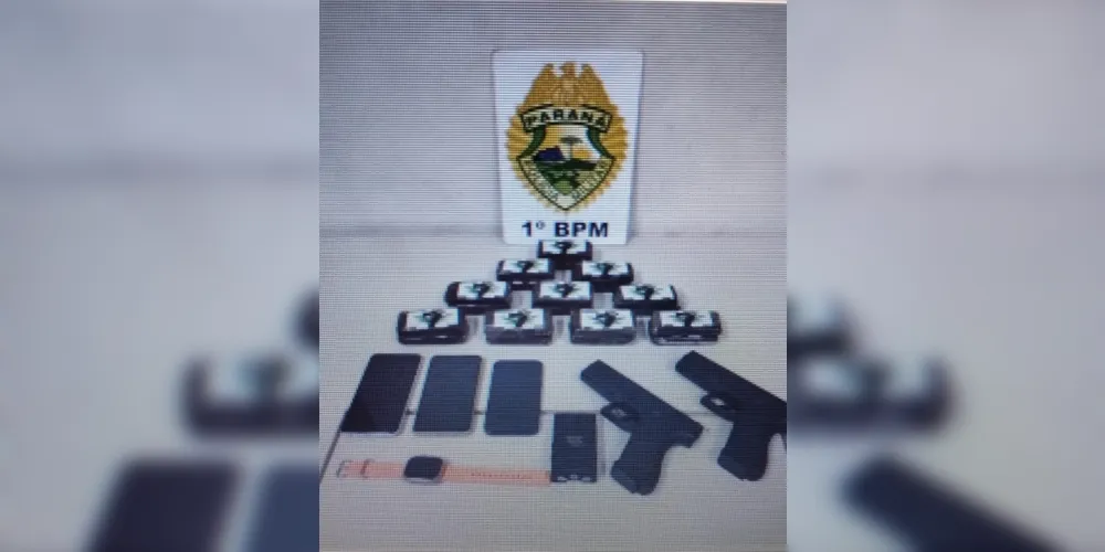 A Polícia Militar encontrou no interior do veículo 20 tabletes de substância análoga a haxixe, uma máquina de choque e dois simulacros de arma de fogo