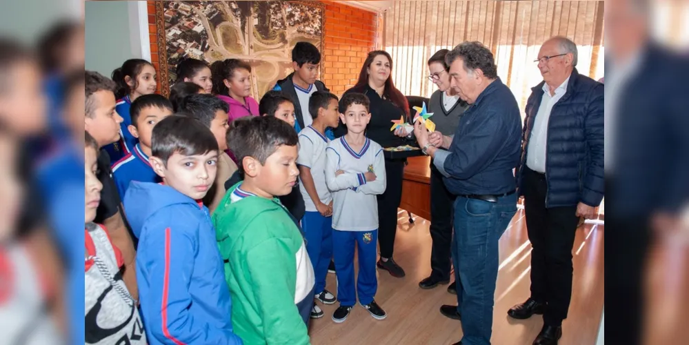 O prefeito, Dr. Marcio Matos, a vice-prefeita, Rita Araújo e os secretários municipais receberam os alunos do 5º ano da Escola Municipal Regente Feijó, nesta segunda-feira (31)
