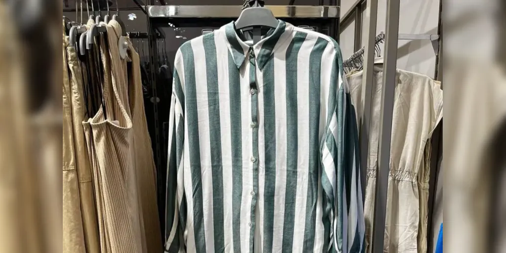 Conjunto de roupas da Riachuelo, acusadas de serem parecidas com os uniformes usados em campos de concentração na Segunda Guerra Mundial