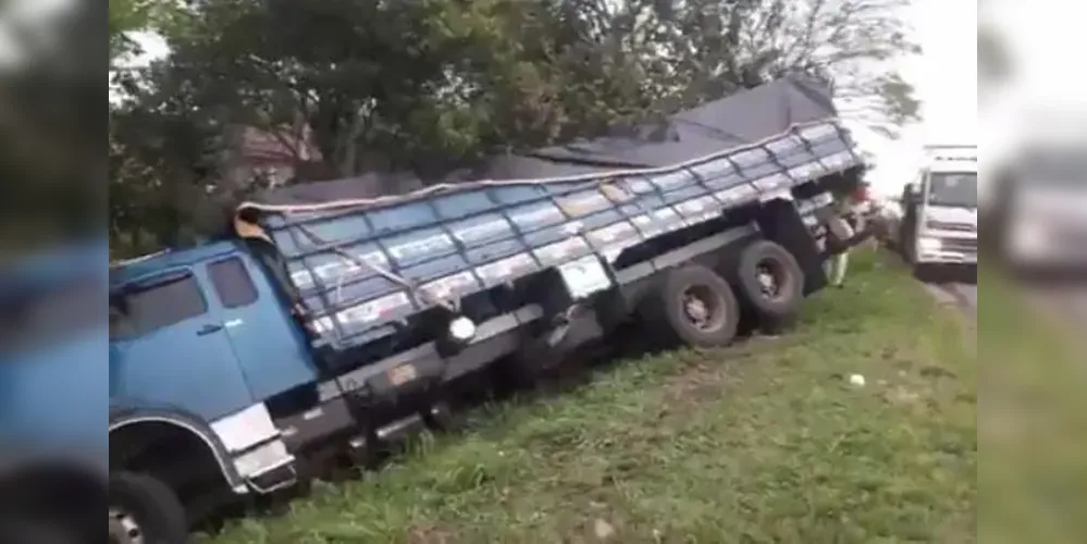 O motorista de um caminhão carregado de milho jogou o veículo contra uma ribanceira da BR-277, na tarde desta quinta-feira (7)