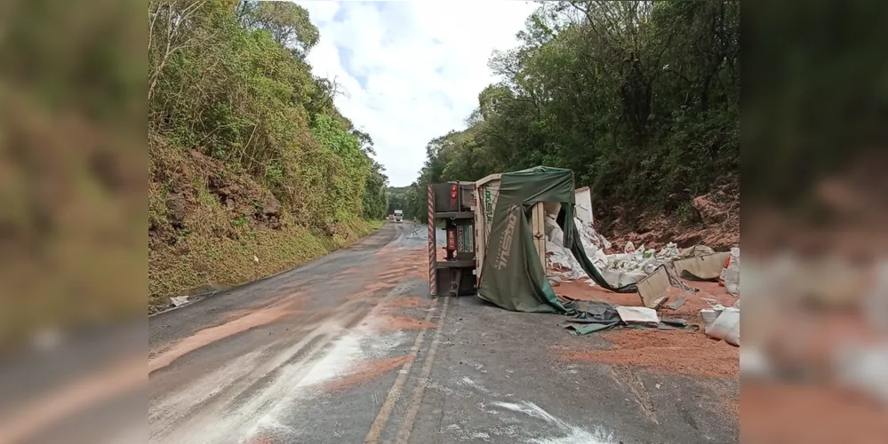 Um caminhão tombou na manhã desta segunda-feira (04), por volta das 08h50, na PR-460, no município de Novas Tebas (PR)
