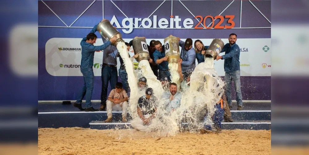 Após o anúncio dos vencedores, a Arena Agroleite recebeu o tradicional banho de leite – momento em que os criadores que venceram nas categorias são banhados com parte do leite ordenhado.