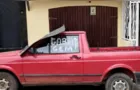 Morador pinta vidro de carro estacionado na garagem dele