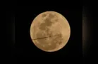 Fotógrafo grava avião 'cortando' superlua; veja vídeo