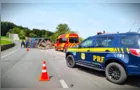 Caminhão tomba e motorista fica ferido após acidente em Tibagi