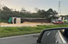 Caminhão tomba e interrompe tráfego entre Castro e Carambeí