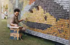 Artista faz intervenção com garrafas de vidro no Museu Oscar Niemeyer