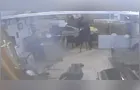 Homem abre fogo contra funcionário de funerária; veja vídeo