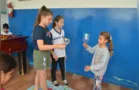 Turma de Tibagi transforma recicláveis em brinquedos
