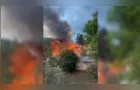 Incêndio atinge três residências em Castro; veja o vídeo
