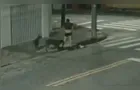 Homem é atacado por cães e acaba só de cueca na rua; veja vídeo