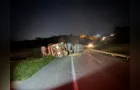 Carreta tomba na BR-277 em Campo Largo próximo ao viaduto