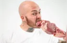 Homem “muda de vida” após 100 dias comendo carne crua
