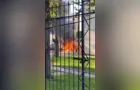 Veículo pega fogo no pátio de condomínio no Jardim Carvalho