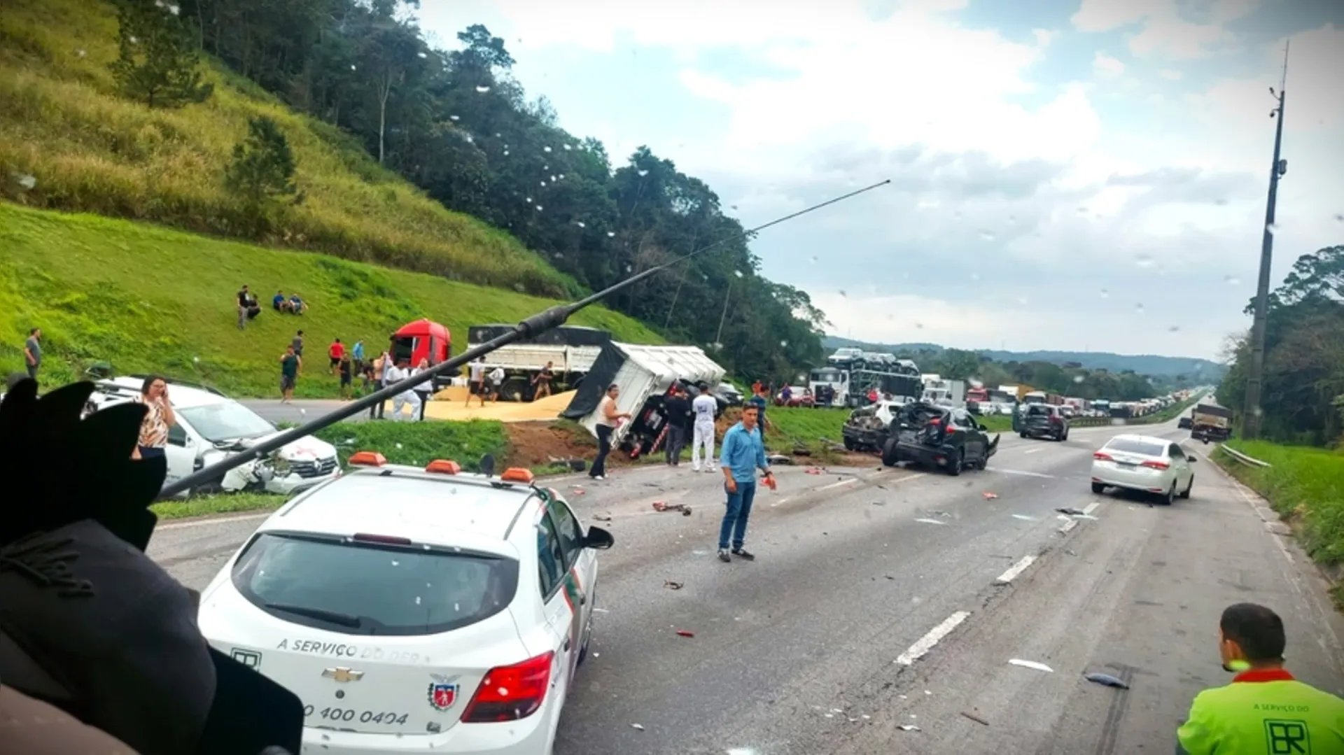 Veículos oficiais bloqueiam BR-277, entre Curitiba e Ponta Grossa - dcmais