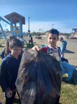 Educandos fizeram limpeza de lixo e mostraram situação nos entornos da instituição de ensino