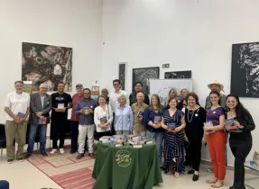 Acadêmicos e autores  participantes  do lançamento do livro 'Crônicas dos Campos Gerais 2', na Biblioteca Central da UEPG-Campus de Uvaranas