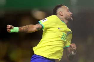 Apesar dos gols, Neymar perdeu um pênalti no duelo desta sexta