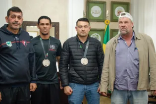 O prefeito Artur Butina recebeu os dois atletas em conjunto com o secretário de Esportes, Lúcio Simão
