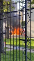 Um veículo pegou fogo na tarde desta segunda-feira (11) no pátio de um condomínio residencial no Jardim Carvalho, em Ponta Grossa