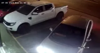 Carro foi alvejado logo que parou no estacionamento