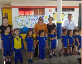 O prefeito de Ventania, José Luiz Bittencourt, acompanhado da vice-prefeita, Ione Tomaz, visitaram as escolas e participaram da entrega de novos uniformes escolares