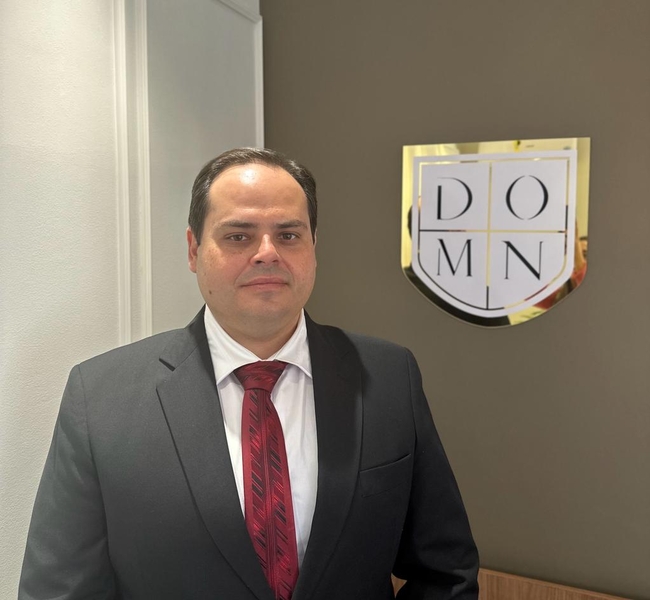 Aficionado por negócios, também fundou a Domann Contabilidade