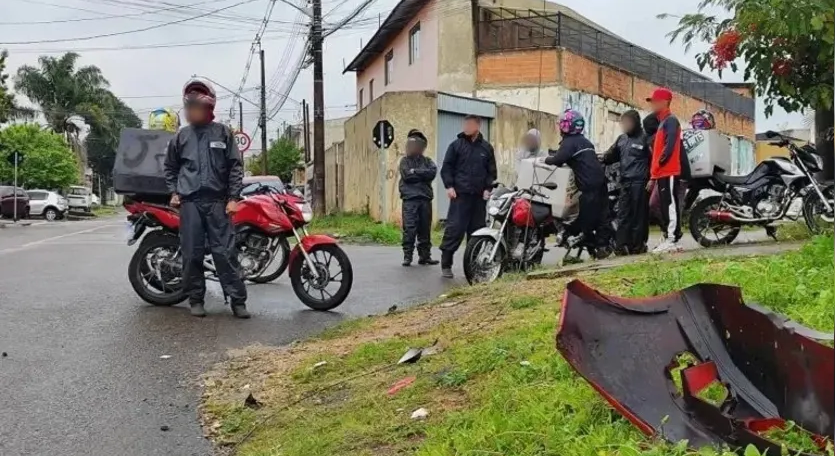 Motoboys protestam após motorista destruir moto de entregador