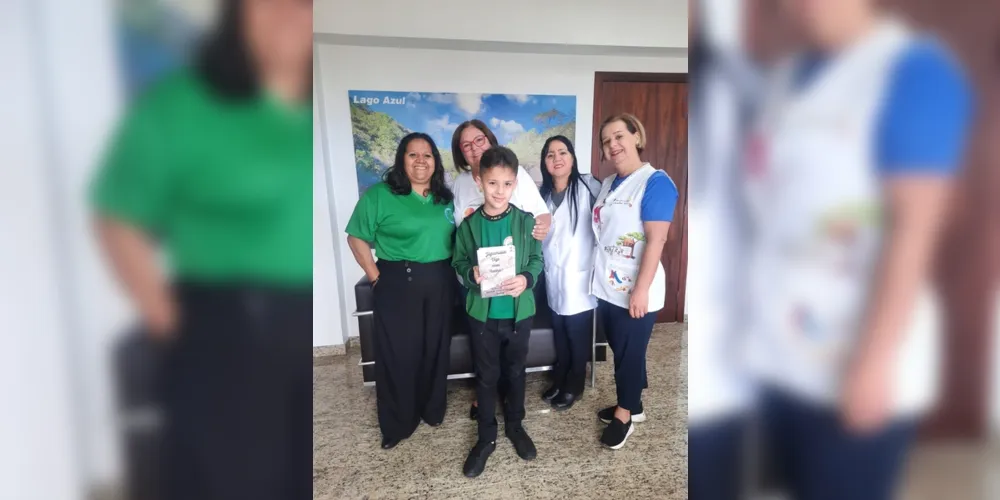 Alcione Lemos, prefeita de Jaguariaíva, pôde receber em mãos um exemplar da produção dos alunos