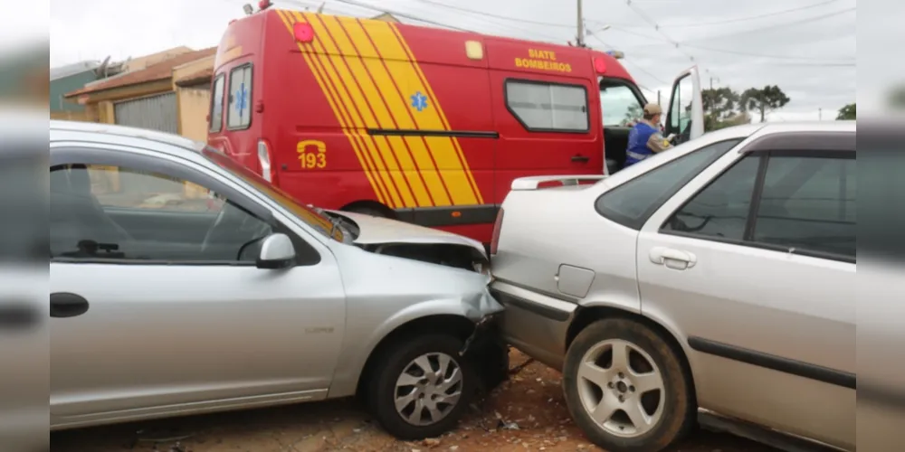 Um acidente na manhã deste sábado (09) entre as ruas Carlos de Carvalho e Vieira Fazenda, na Vila São Francisco, em Uvaranas, mobilizou equipes da PM e do Siate