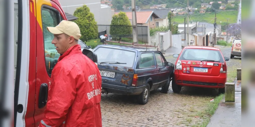 Dois veículos colidiram na rua Capitão Bendito Lopes de Bragança