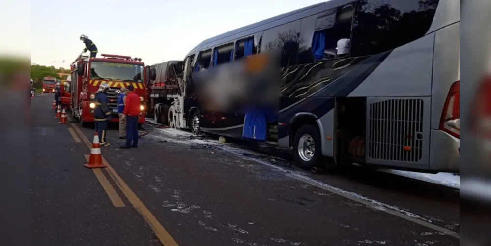 Ônibus colidiu contra um caminhão, na BR-369, nesta quarta-feira (11)