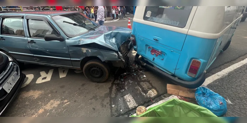 Fiat Uno teria atropelado duas pessoas e colidido contra outros dois veículos