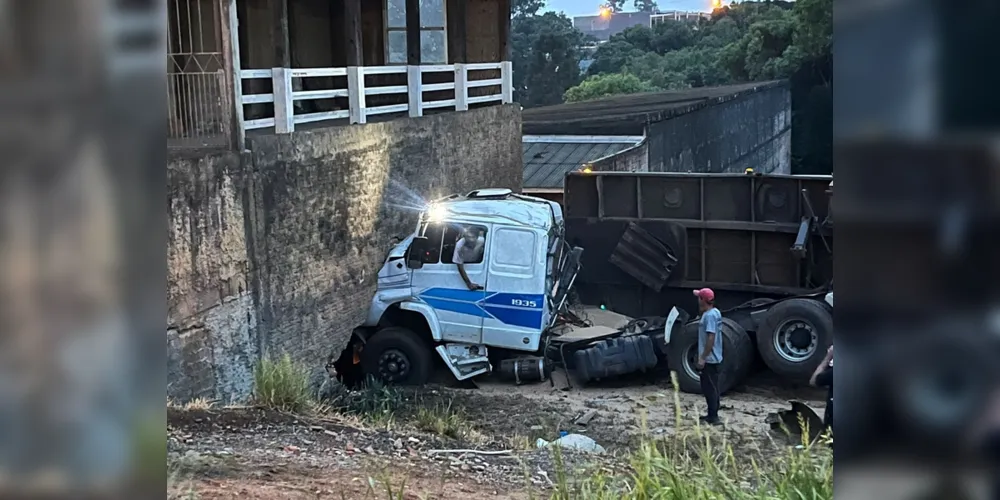 Acidente aconteceu no sentido Curitiba da rodovia; cabine ficou destruída