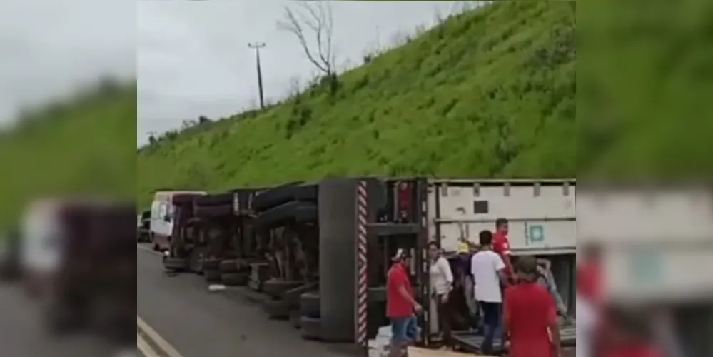 Vídeos realizados por motoristas mostram diversas pessoas saqueando a carga