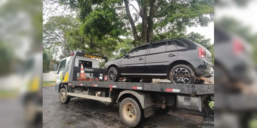 De acordo com a Polícia Militar (PM), o veículo, um VW Gol, foi furtado na Rua Humberto Contato, onde estava estacionado, por volta da 1h30