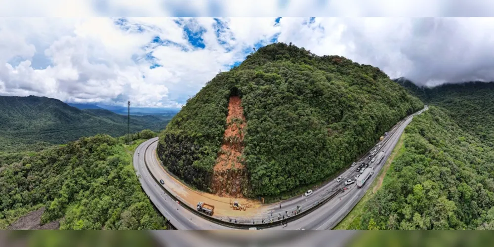 Após novas chuvas, BR-277 no litoral volta a ter pista simples