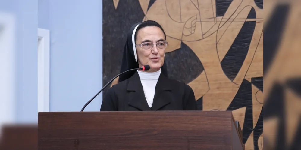 Irmã Edites discursa na tribuna da Câmara após receber moção de aplauso